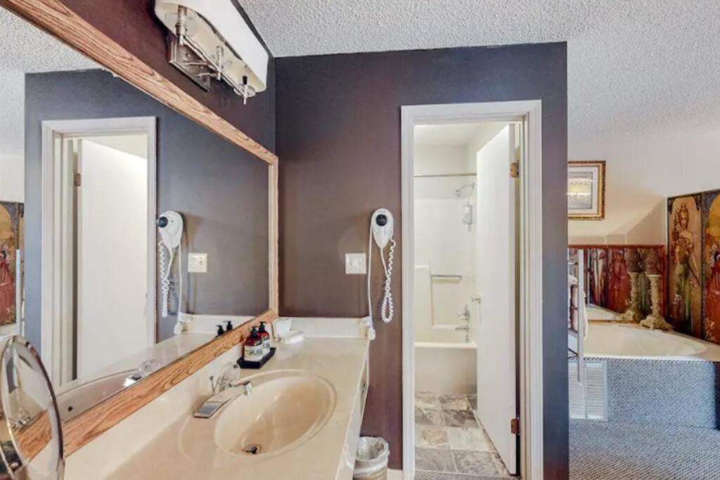 Jacuzzi Suite 206 At Tradewinds Eureka Springs Kültér fotó